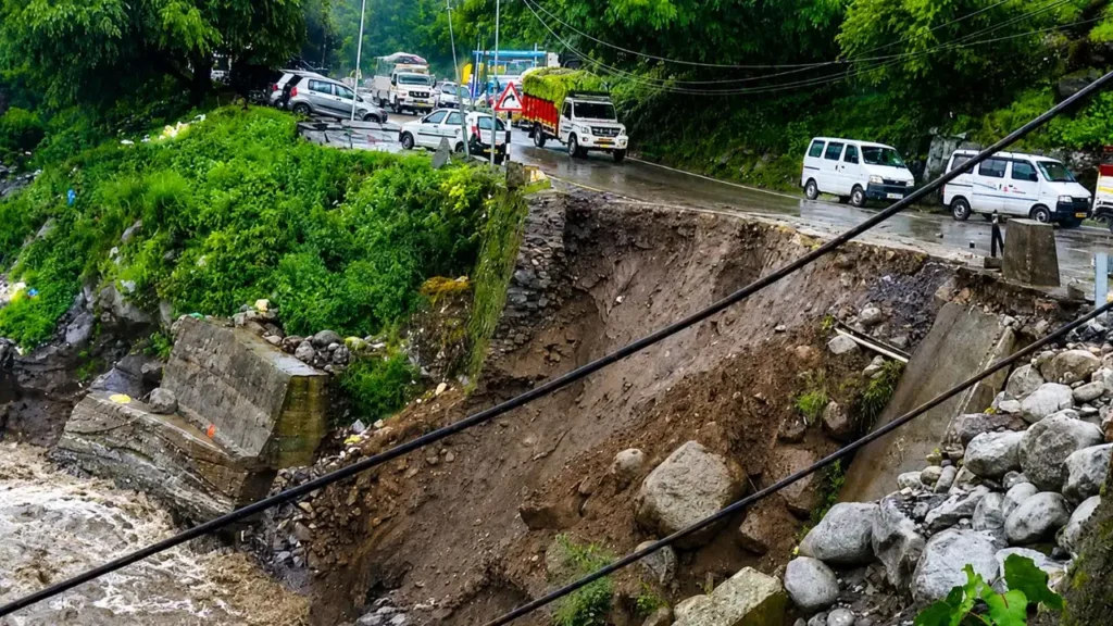 Himachal Pradesh Weather Update: भारी बारिश से किन्नौर का संपर्क टूटा, NH-05 बंद, चंबा में युवती की मौत, IMD का अलर्ट