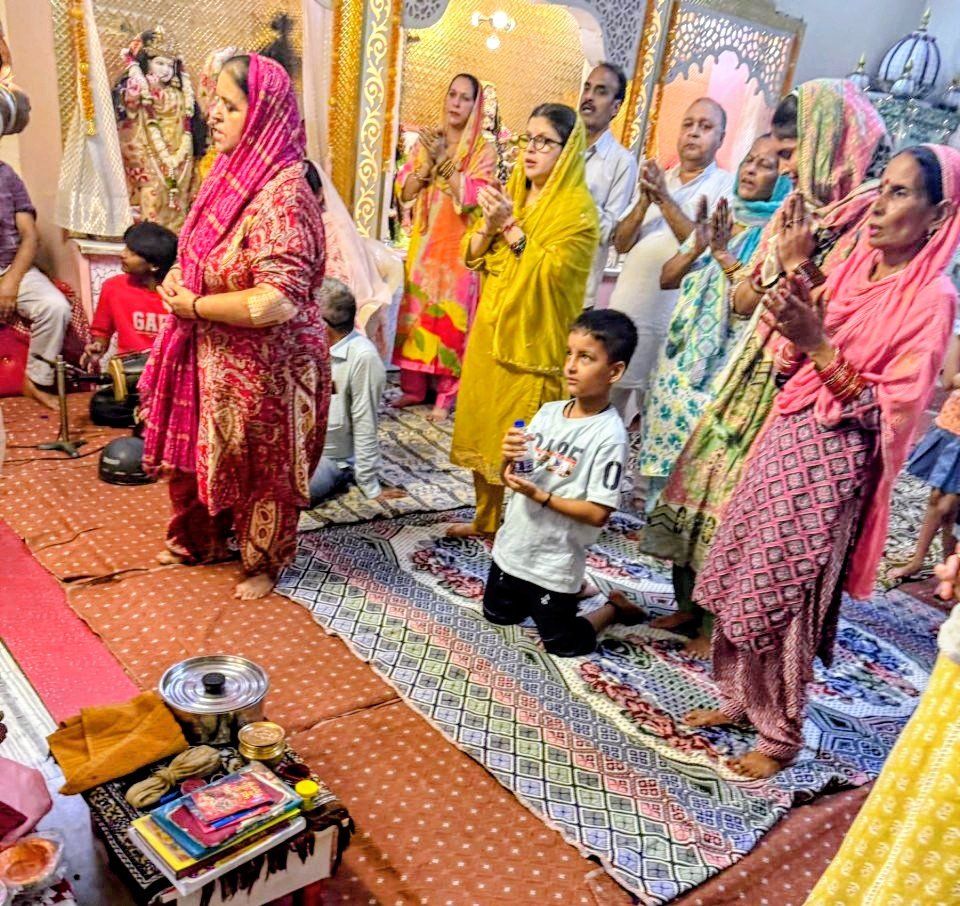 श्री दुर्गा भवन मोहल्ला नंबर 29 जालंधर कैंट में महिला मंडली ने किया संकीर्तन