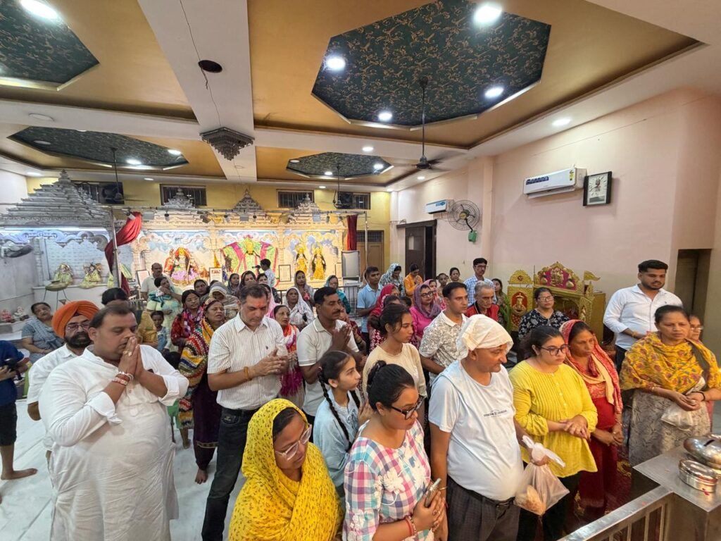 जालंधर कैंट में भजन संध्या के दौरान भक्त हनुमान जी की लीलाओं का किया गुणगान