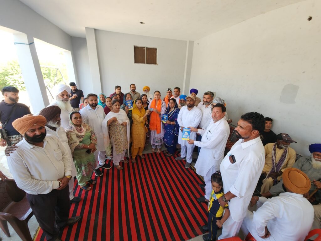 गांव जंडियाला में मुख्यमंत्री स्वास्थ्य योजना के तहत ₹10 लाख के बीमा कार्ड वितरित किए गए