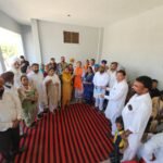 गांव जंडियाला में मुख्यमंत्री स्वास्थ्य योजना के तहत ₹10 लाख के बीमा कार्ड वितरित किए गए