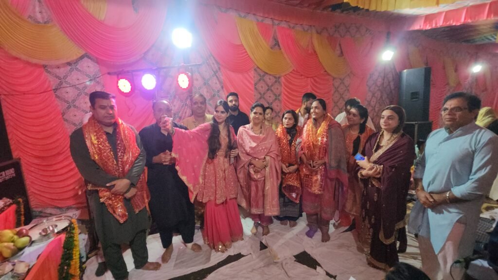 रेजिडेंसी विहार वेलफेयर सोसाइटी में माता का जागरण करवाया गया हलका इंचार्ज राजविंदर कौर थियाड़ा ने माता रानी के दरबार में नतमस्तक होकर लिया आशीर्वाद