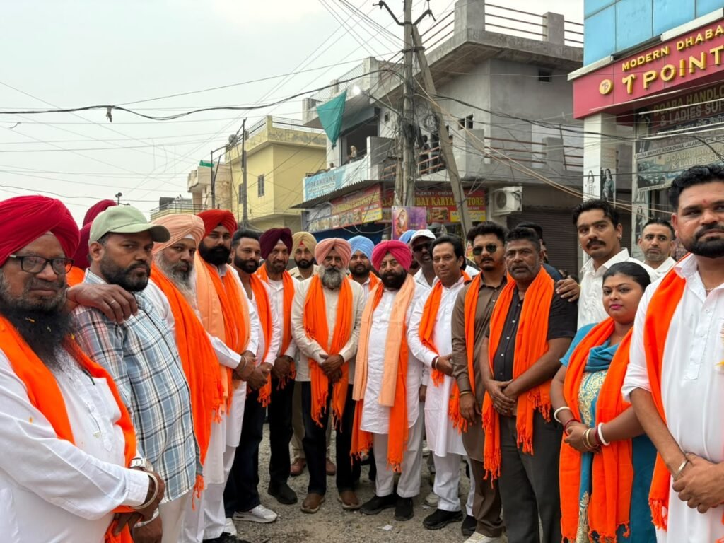 गांव धीणा में सृष्टिकर्ता भगवान श्री वाल्मीकि महाराज जी की पावन शोभायात्रा में सरबजीत सिंह मक्कड़ ने अपने साथियों सहित श्रद्धा एवं सम्मान के साथ हाजिरी लगाई
