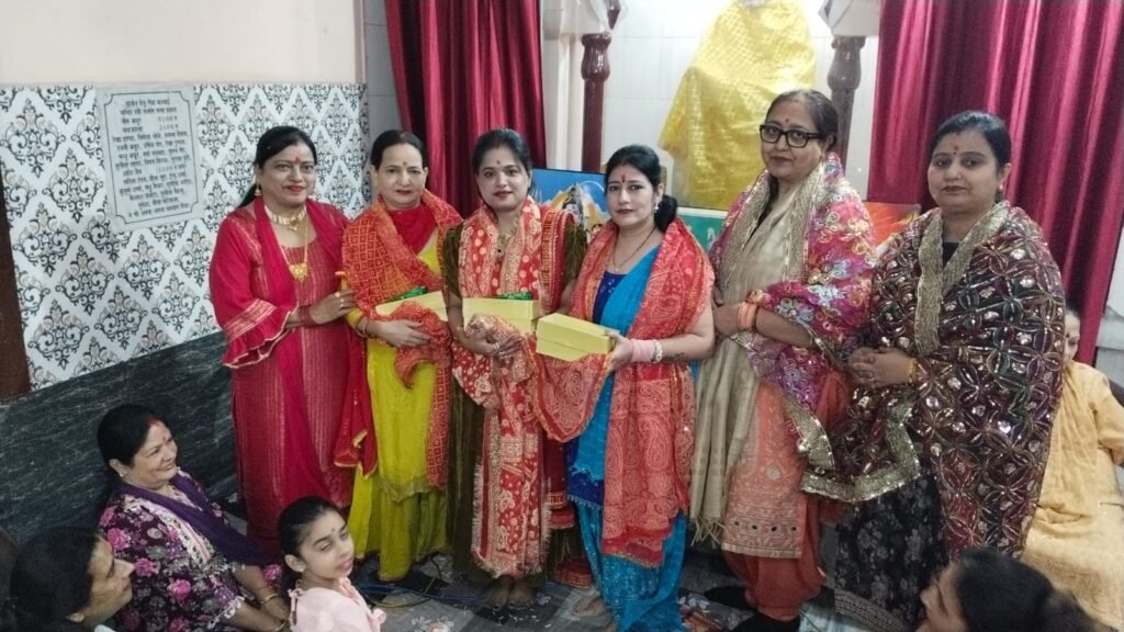 तारा देवी मंदिर में 101 महिलाओं को सुहाग सामग्री दी गई