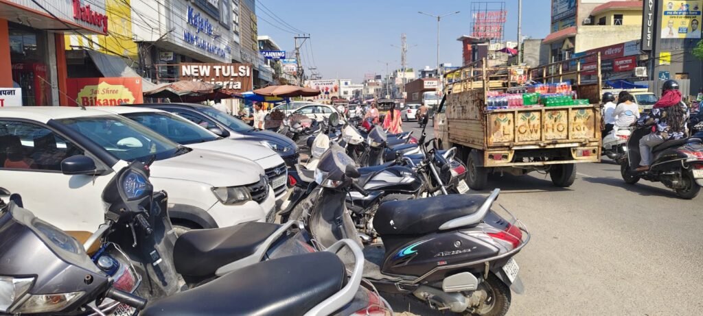 रामा मंडी में यातायात समस्या हुई विकराल, त्यौहारों पर पुल तक लग रहा वाहनों का लंबा जाम