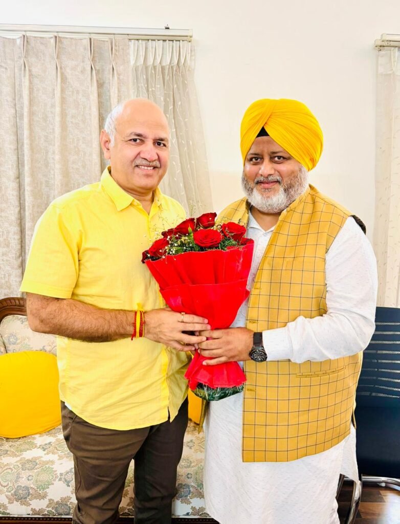पंजाब एग्रो के चेयरमैन मंगल सिंह बस्सी अपने परिवार के साथ मनीष सिसोदिया से मिले